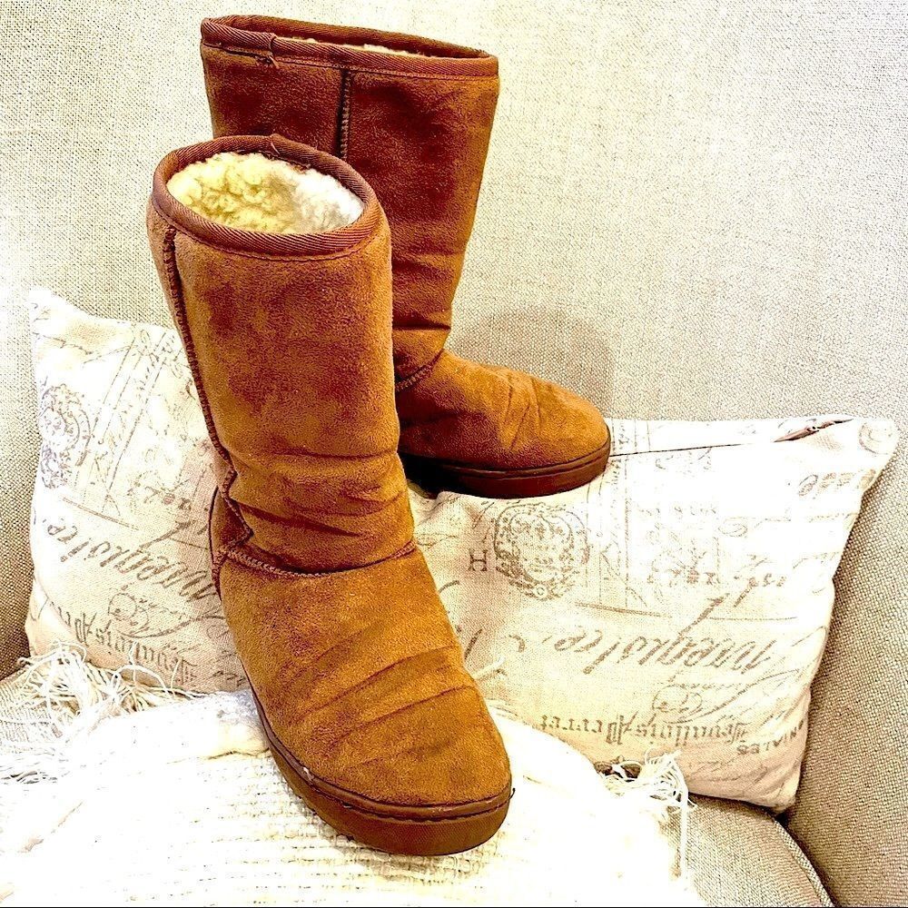 Journee Collection Women’s Boot Beige Color Mid Calf Suede Sherpa Lined  Size 7